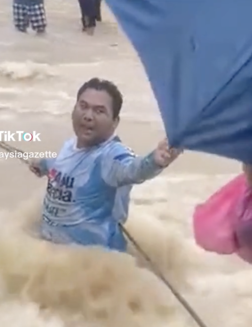 Abang salleh uncle praised for risking life to save flood victims in johor 03