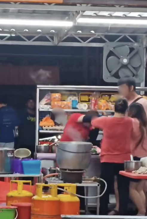 M'sian woman angrily pulls vendor's hair following heated argument over food prices | weirdkaya