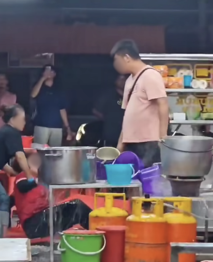 M'sian woman angrily pulls vendor's hair following heated argument over food prices | weirdkaya