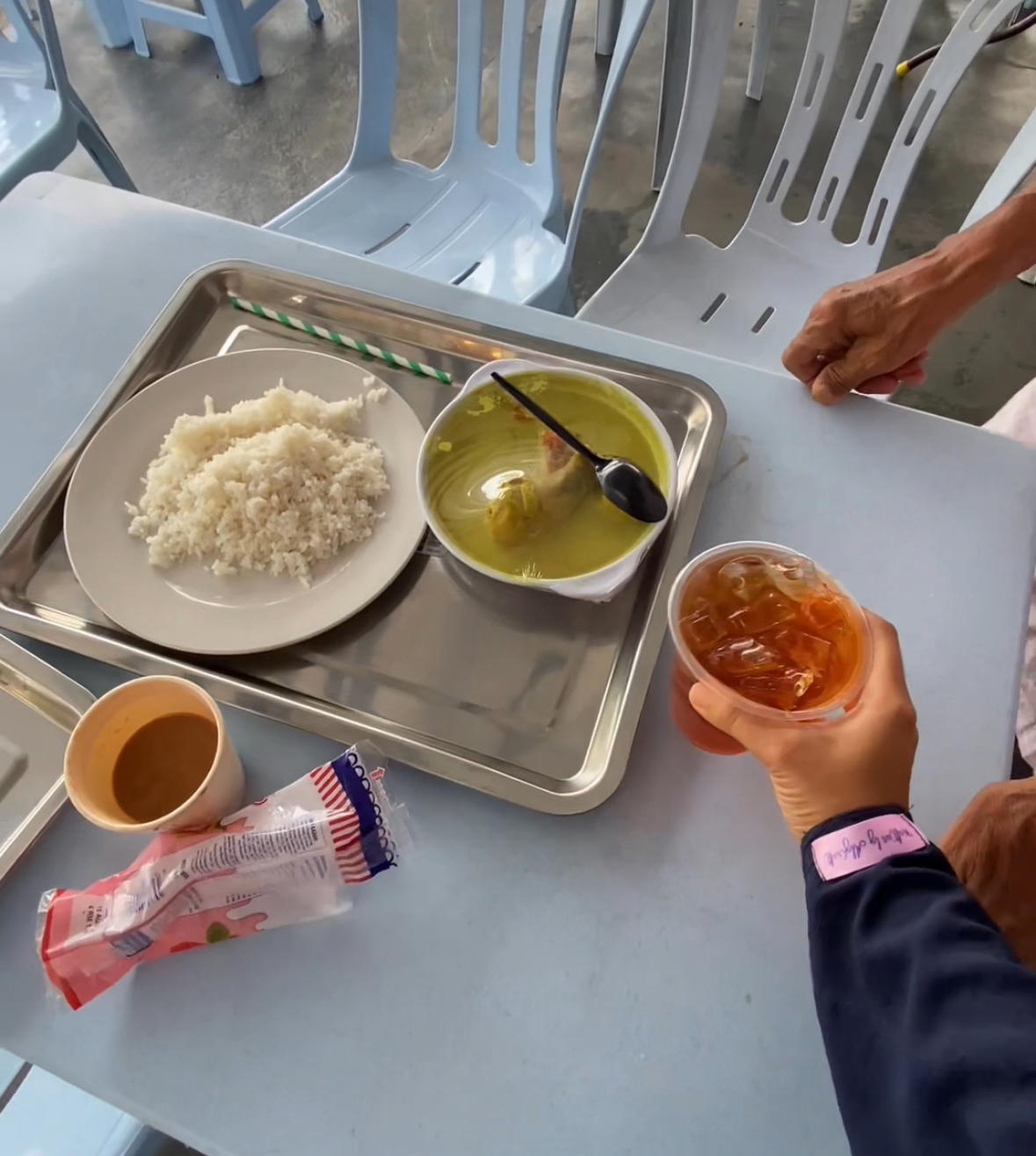 M’sian Woman Buys Meal For Elderly Man Eating Alone, Cries As It Reminds Her Of Late Father