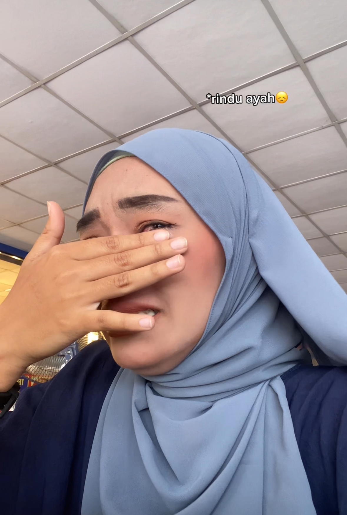 M’sian Woman Buys Meal For Elderly Man Eating Alone, Cries As It Reminds Her Of Late Father