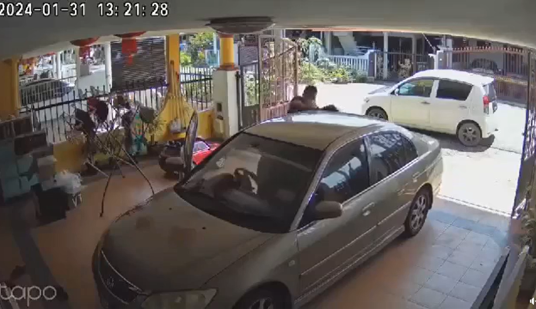 M'sian woman tries to stop robber from leaving