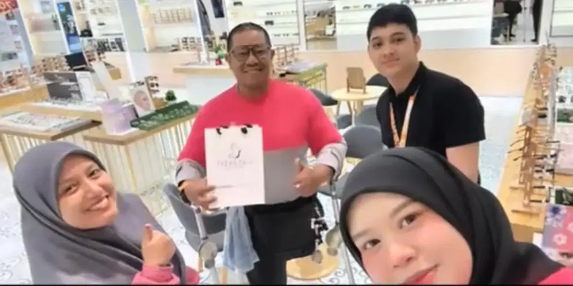 M’sian Woman Gifts Glasses To OKU Rider After Seeing His Tireless Effort to Support His Family