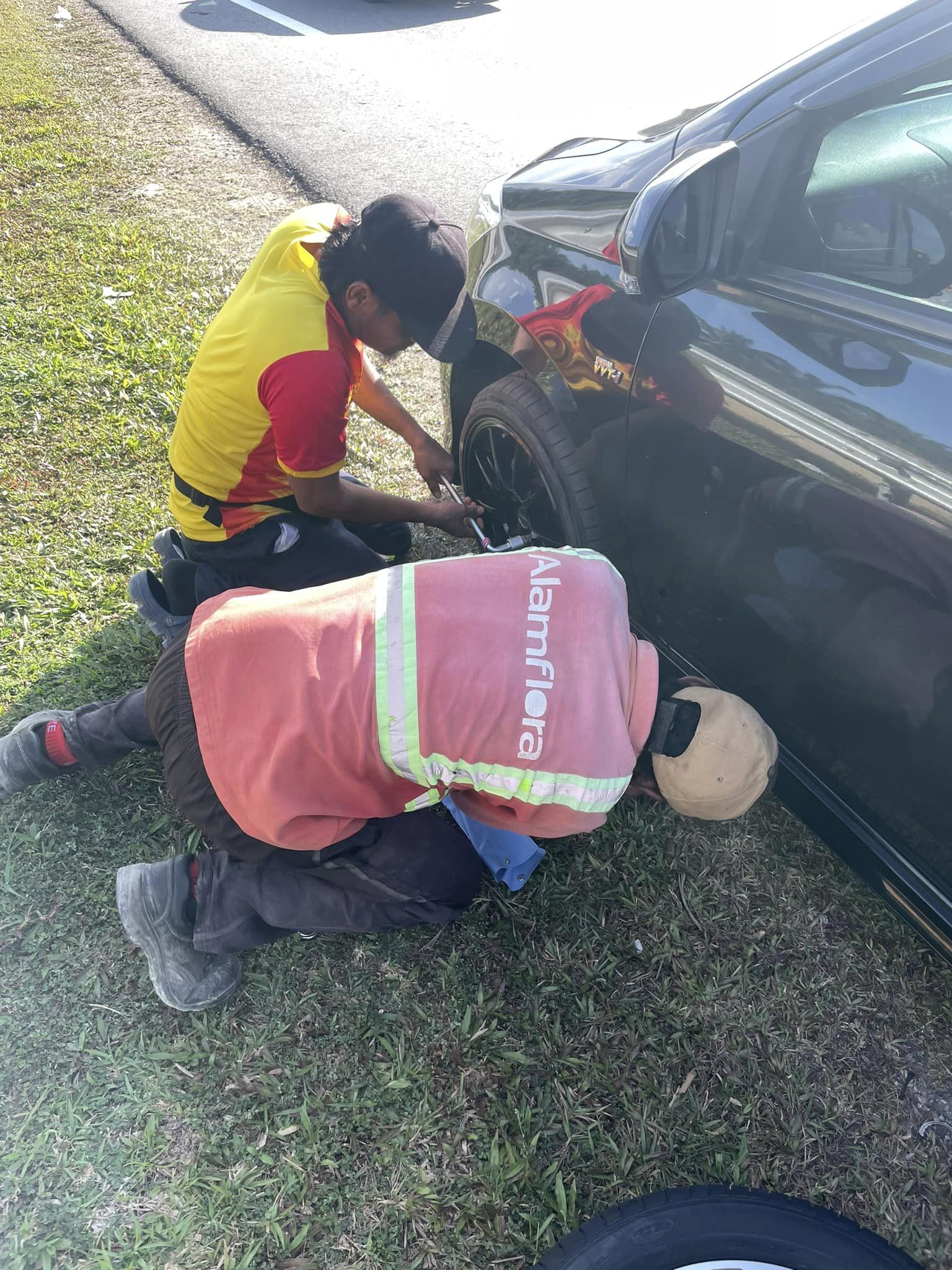M'sian woman grateful to see alam flora staff stop to help change her tyre along the highway | weirdkaya