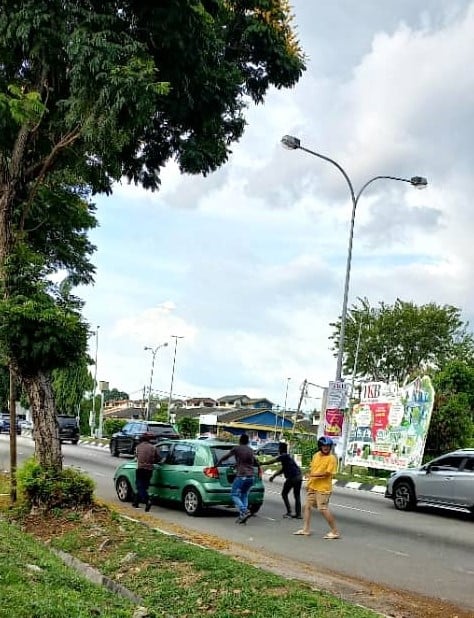 M'sian woman moved to see all races unite in pushing broken down car  | weirdkaya