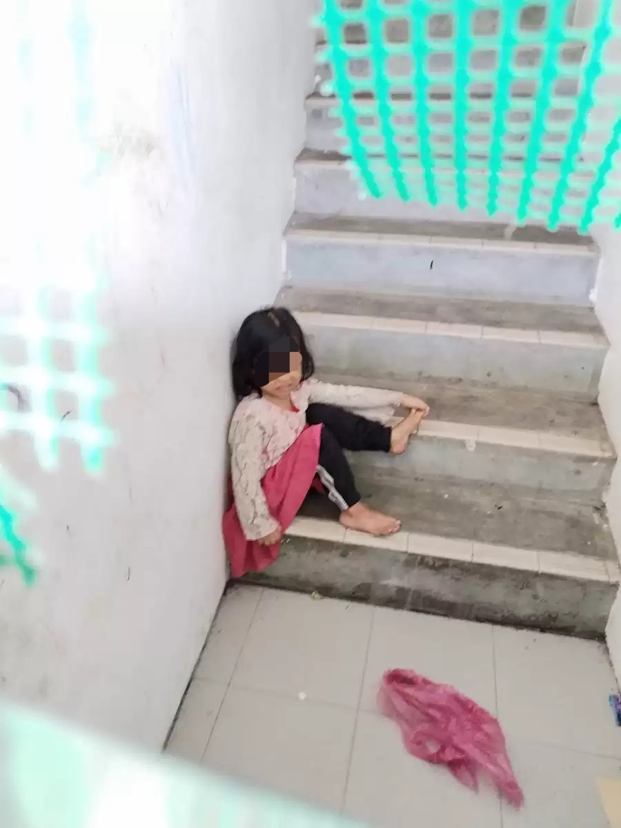 M'sian woman shares how a mother is forced to hide her child at the staircase nearby her workplace while she is working picture 02