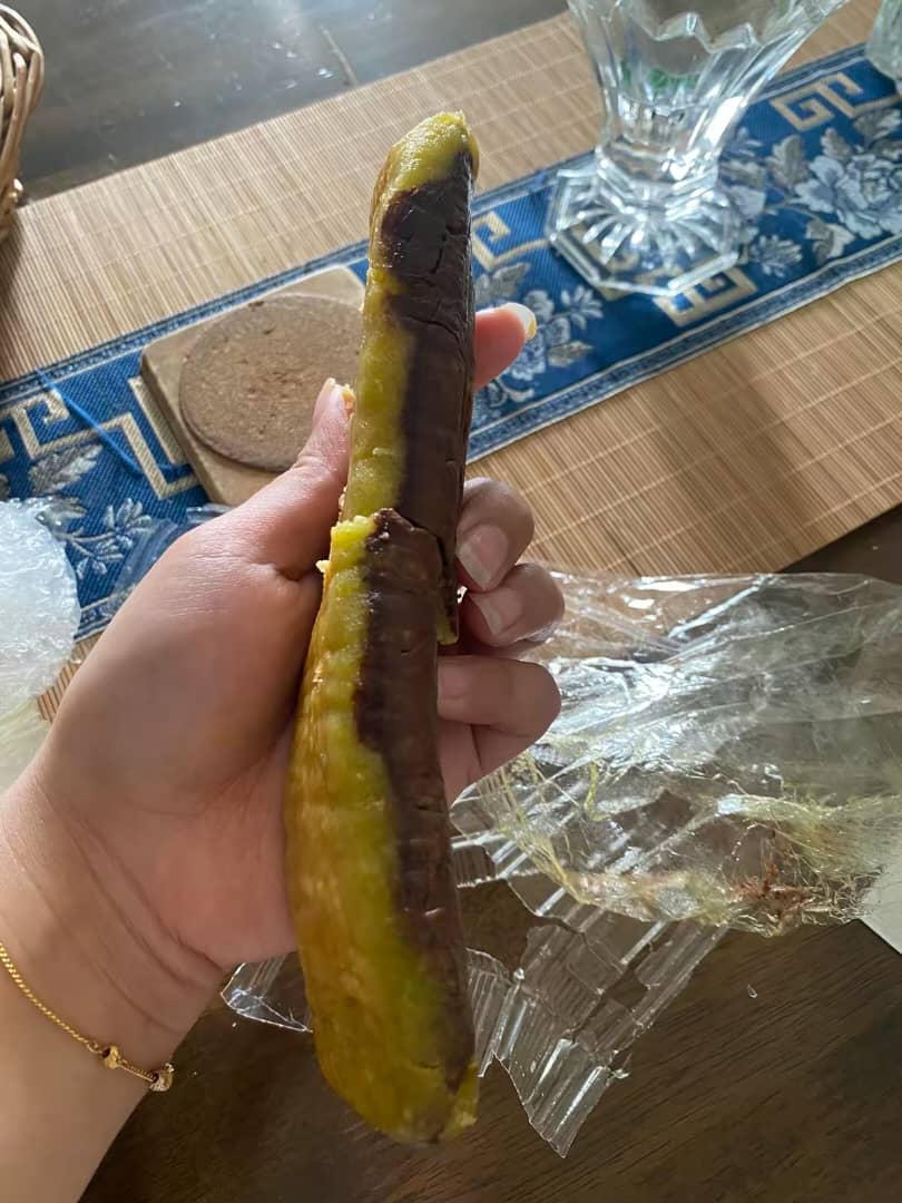 Msian woman showing the viral 'kek tapak kuda' the she pruchased online
