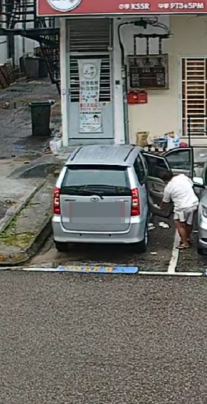 Msian woman throwing tissue on road after peeing