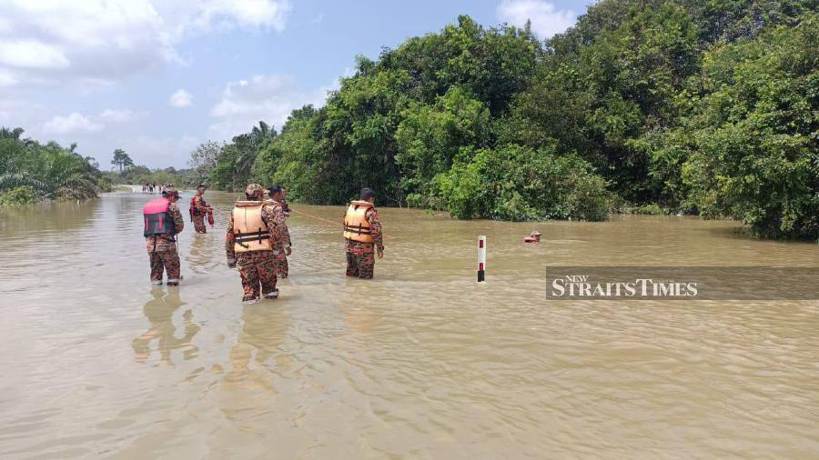 23yo m'sian woman gets swept away by floodwaters and dies while inside her myvi in johor  | weirdkaya