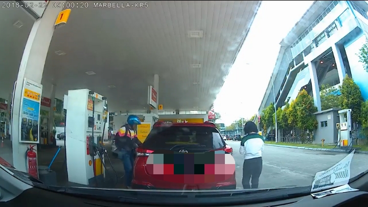 M'sian woman's handbag gets stolen from passenger seat while pumping petrol at cheras | weirdkaya