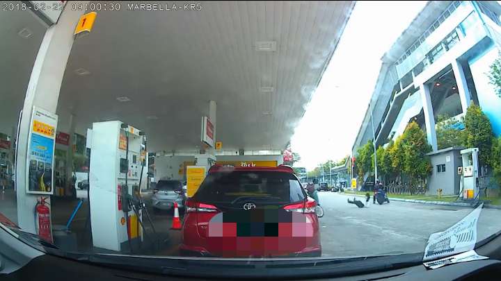 M'sian woman's handbag gets stolen from passenger seat while pumping petrol at cheras | weirdkaya