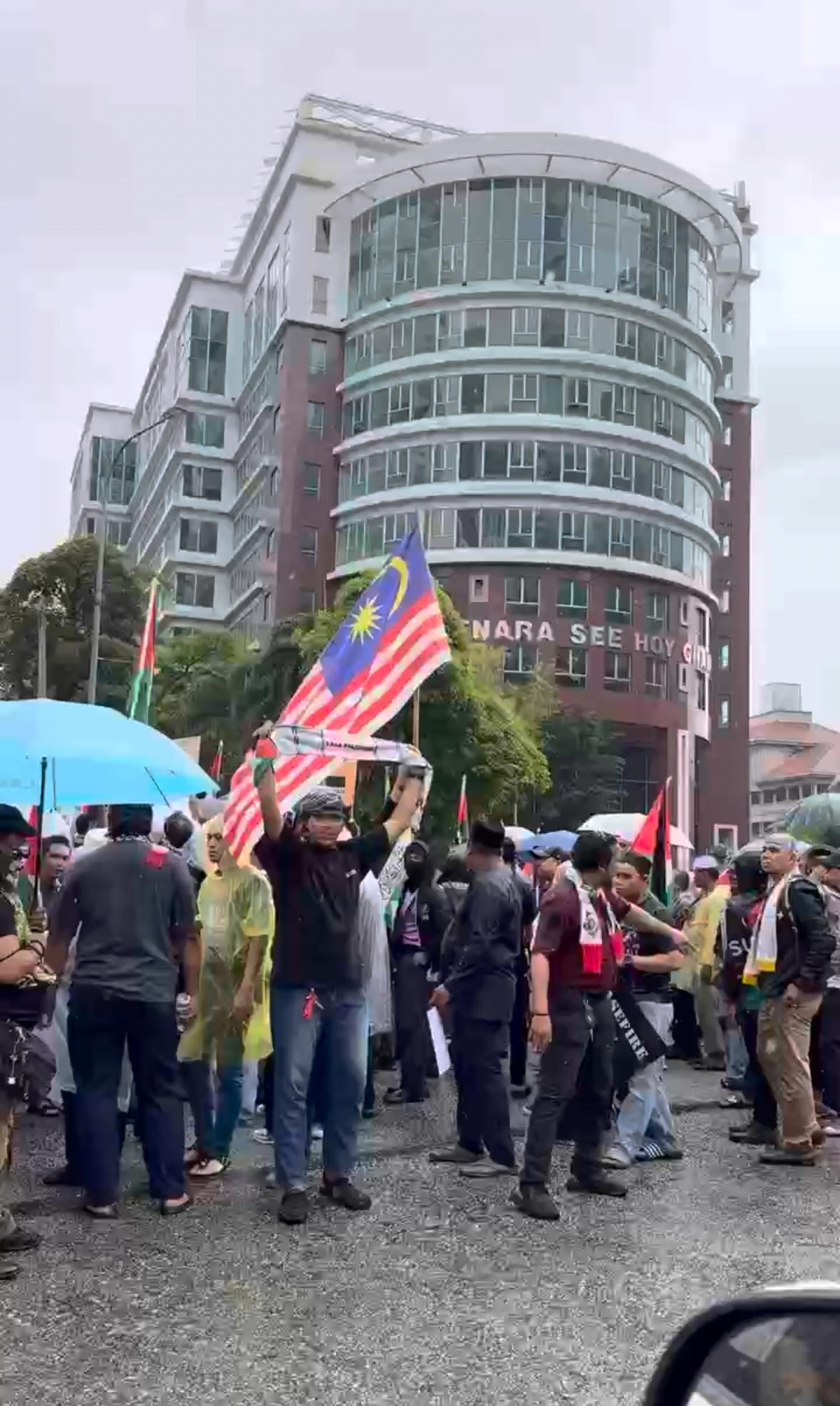 M’sians Brave Heavy Rain To Protest Near US Embassy After Israel Detains M'sians In Gaza Aid Flotilla