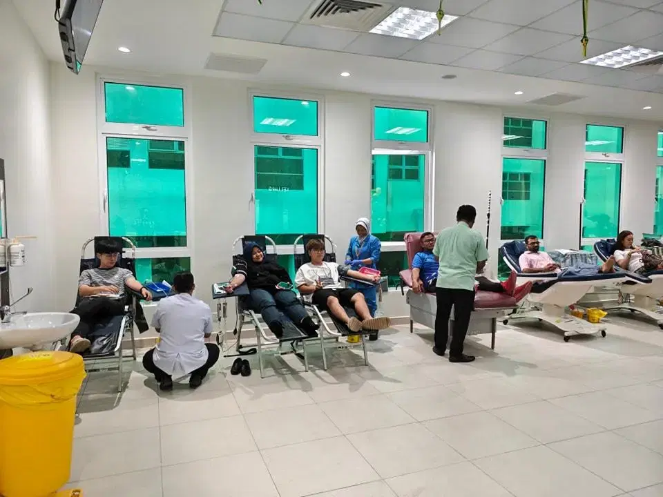 msians donating blood