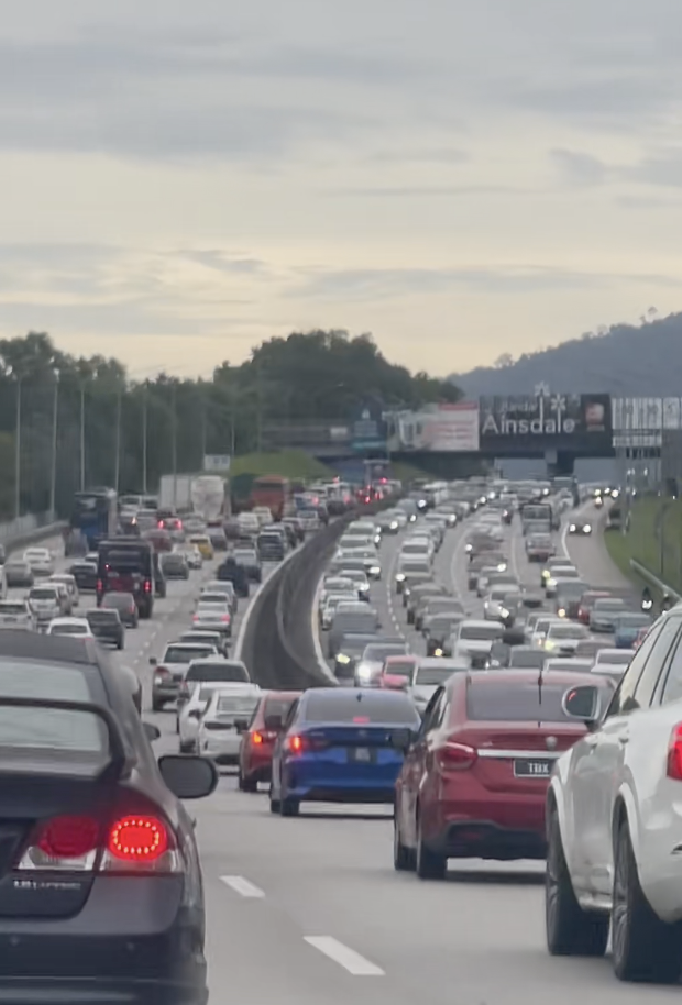 M'sians Endure 8-Hour Drive From JB To KL After Christmas Weekend, Left With Sore Behinds 
