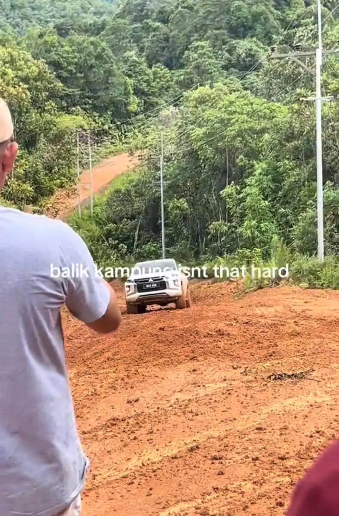 M’sian’s Video Shows 4x4 Struggling Through Muddy Jungle Road To Sarawak Kampung