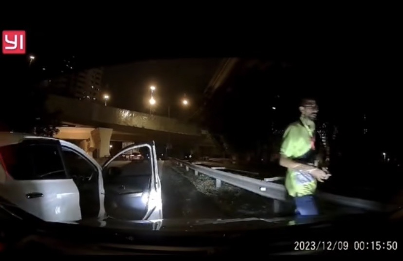 M’sian myvi driver stops in the middle of the road and picks a fight for no reason | weirdkaya