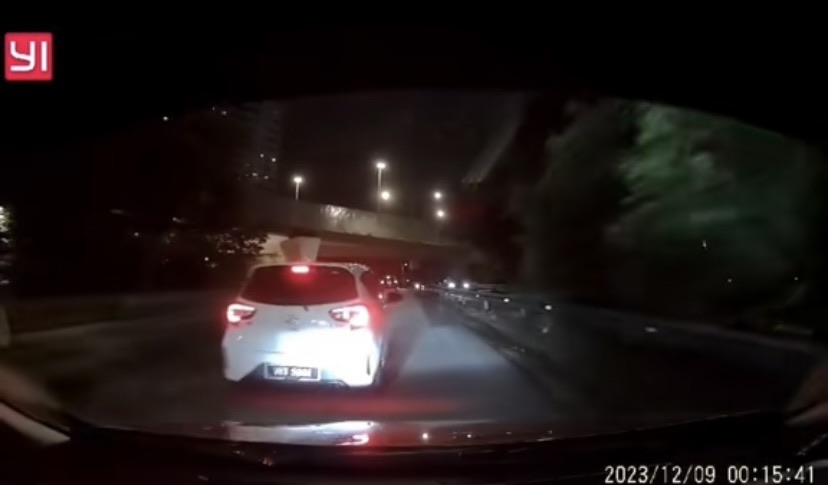 M’sian myvi driver stops in the middle of the road and picks a fight for no reason | weirdkaya