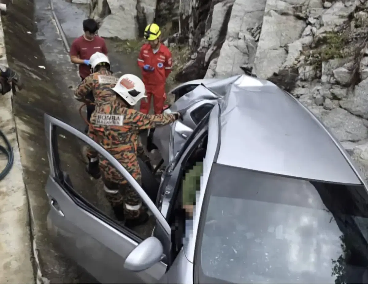 Myvi plunges into longkang