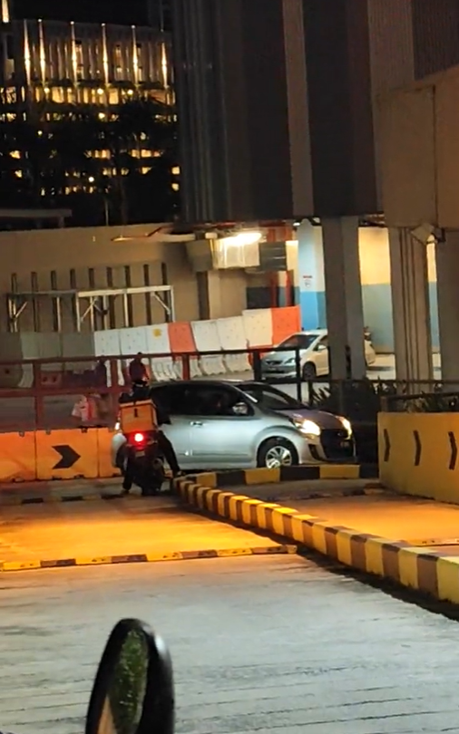 Myvi tries to get out of motorcycle entrance at setia city mall