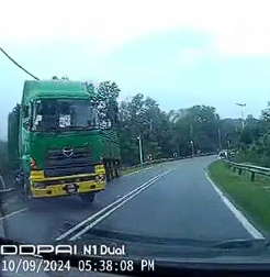 Narrowly escape from lorry in johor (1)