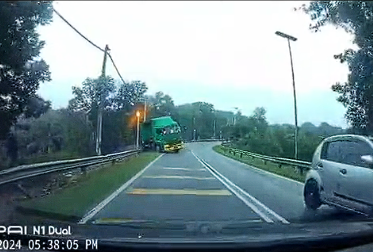 Narrowly escape from lorry in johor (3)