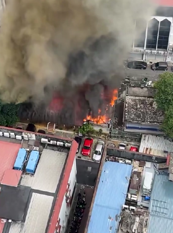 Nasi kandar shop in bangsar explodes, 45yo m'sian man suffers burns to 80% of body | weirdkaya