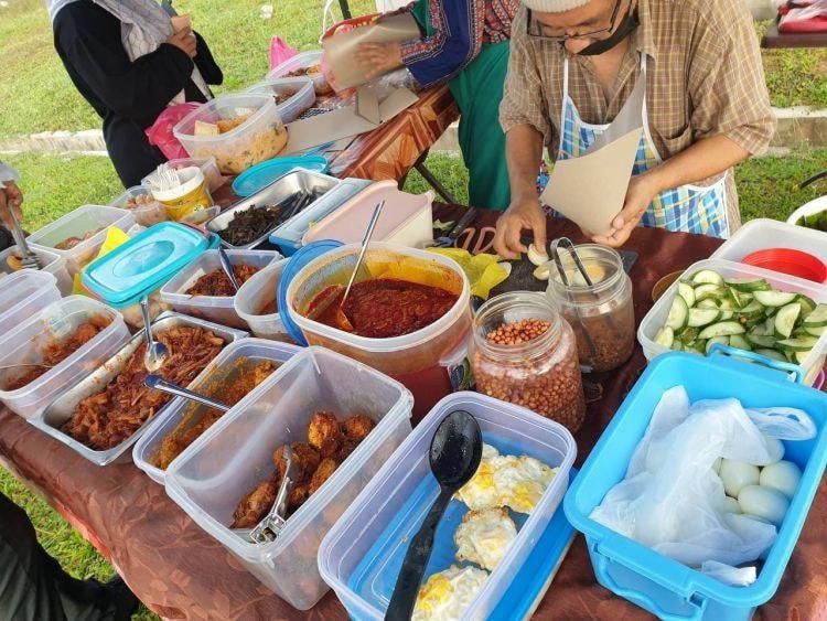 Nasi lemak vendor in Balik Pulau