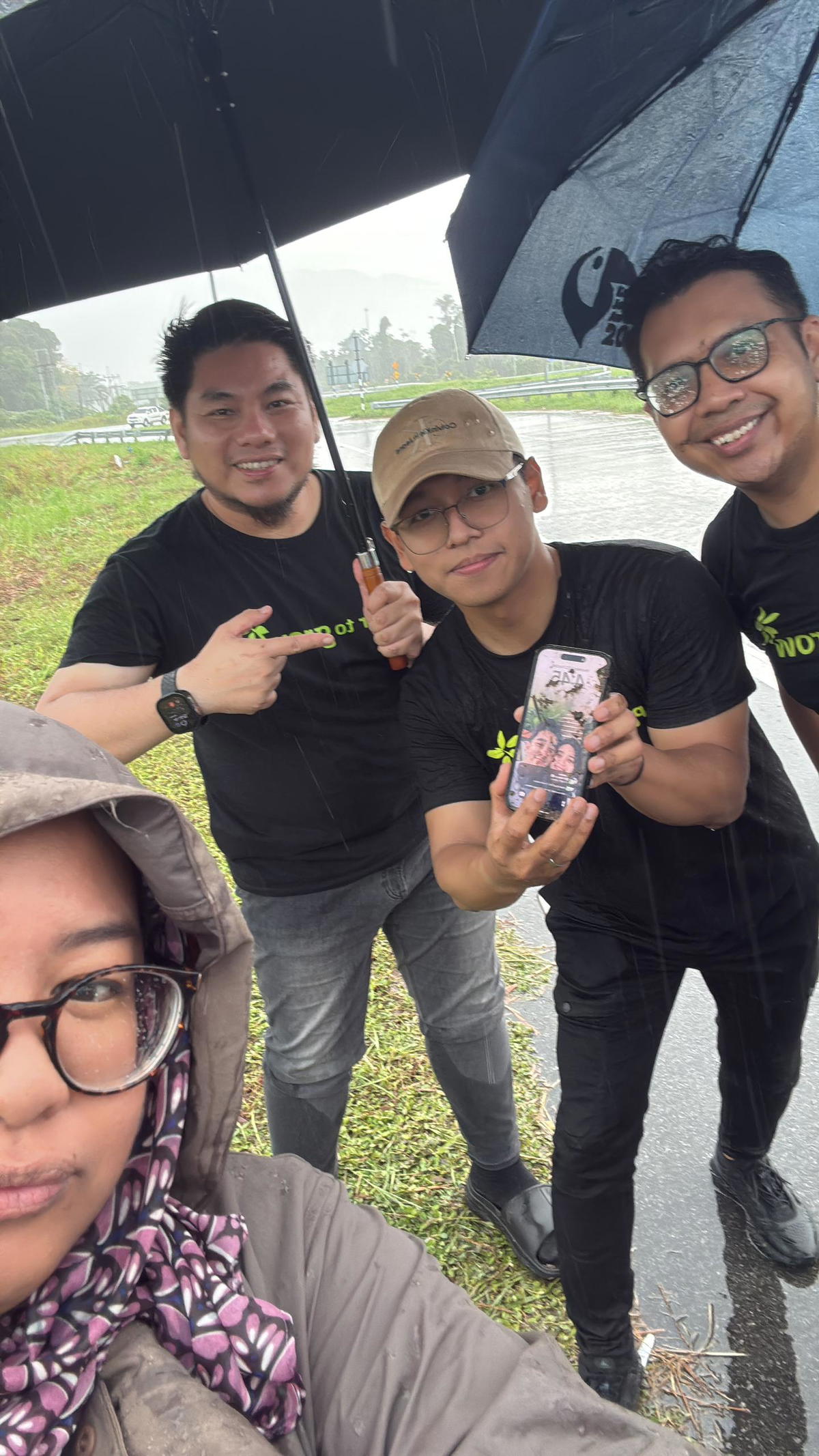 nasrul's friends showing his phone