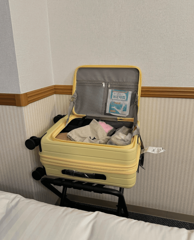 Netizen show the use of luggage rack