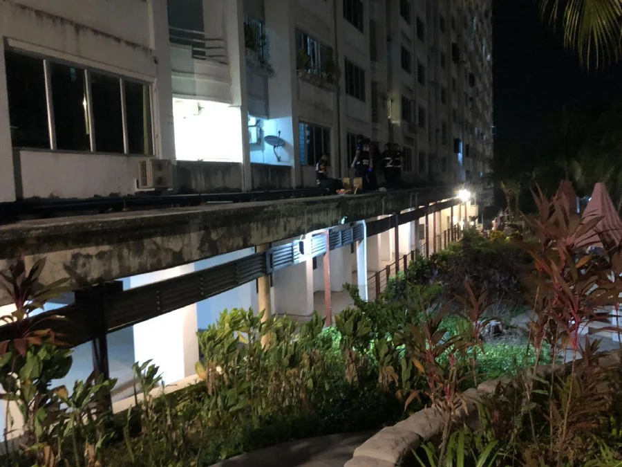 M'sian police at the condo where a nigerian man fell from the 16th floor and died