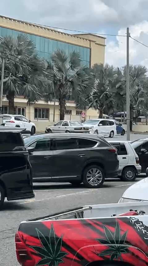Nissan Livina rams into Toyota Corolla