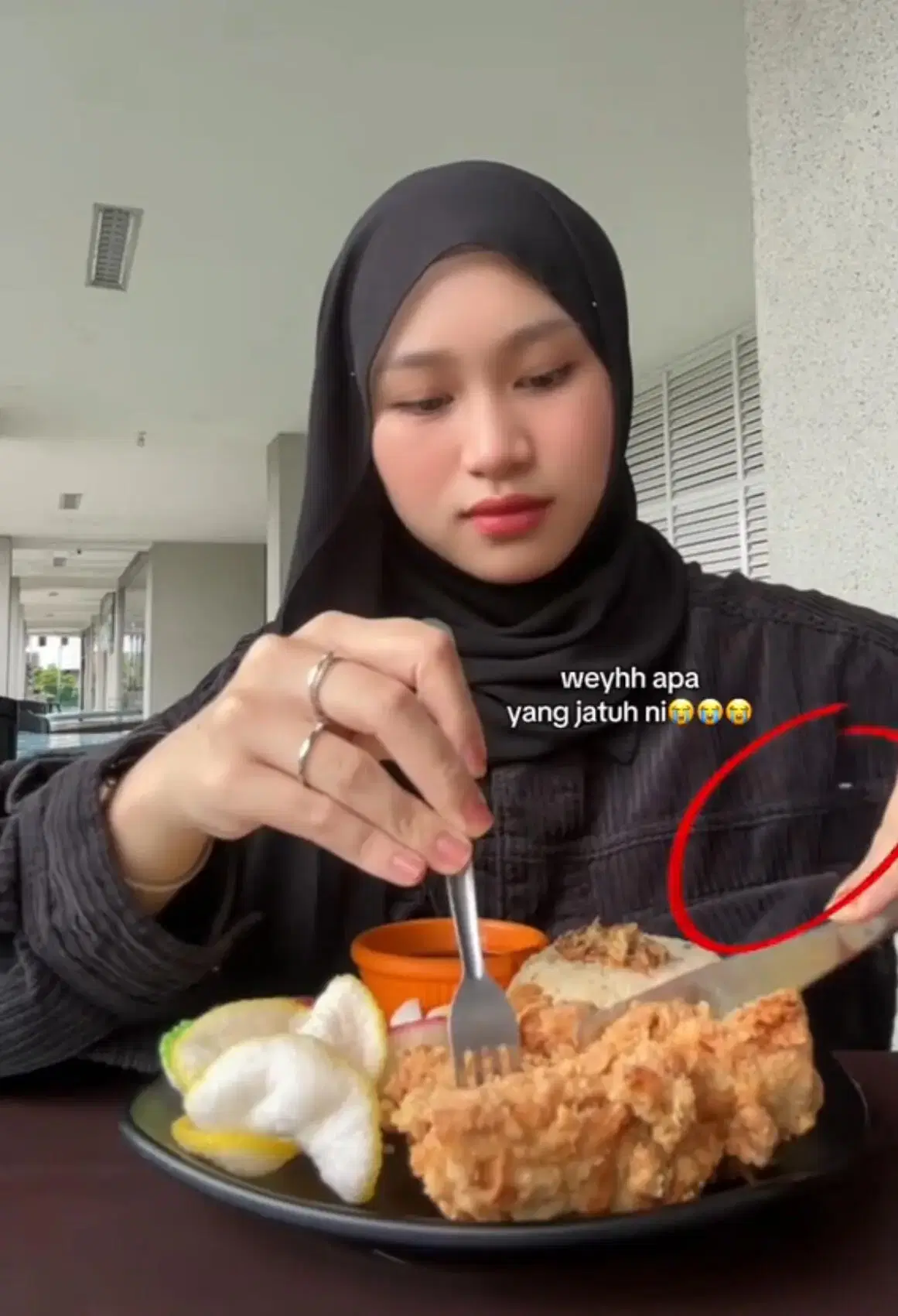 'No Mood To Eat Already' – M’sian Woman Left Disgusted After Cigarette Ash Falls Into Her Food