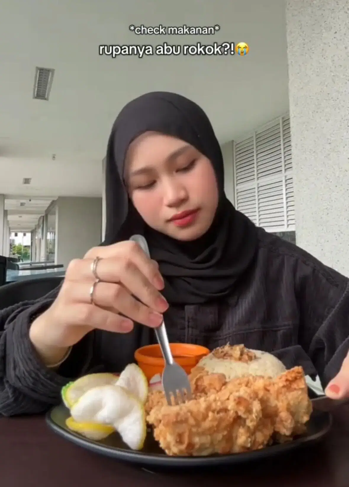 'No Mood To Eat Already' – M’sian Woman Left Disgusted After Cigarette Ash Falls Into Her Food