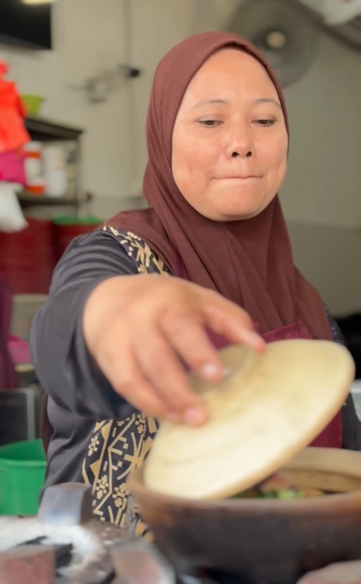 Nona cooking claypot chicken rice