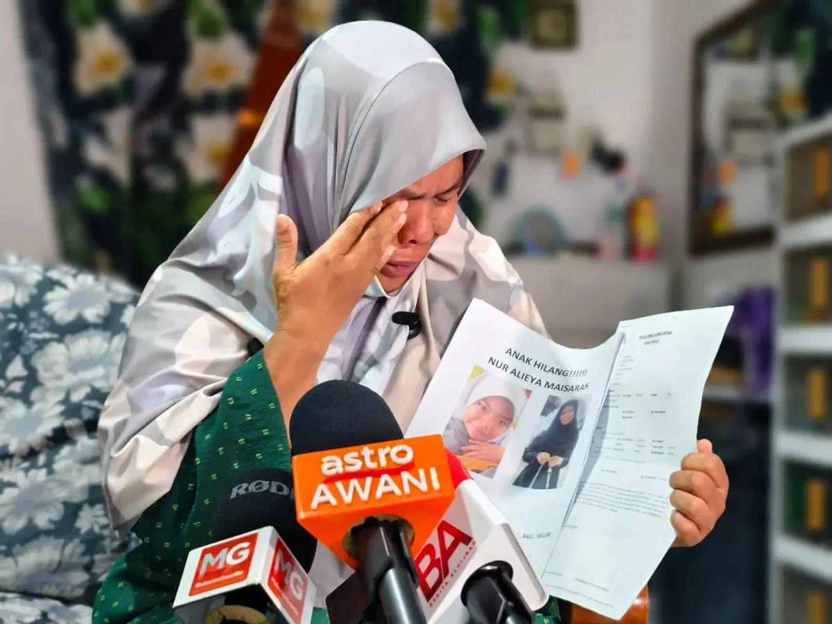 Noorlaili crying over daughter's disappearance