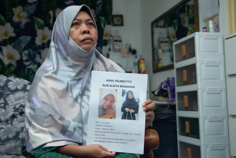 Noorlaili holds photo of missing daughter