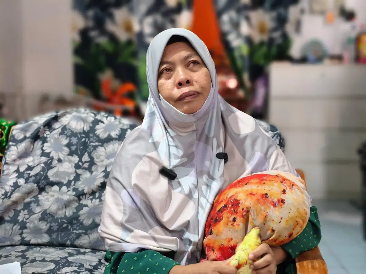 Noorlaili sharing her story with reporters