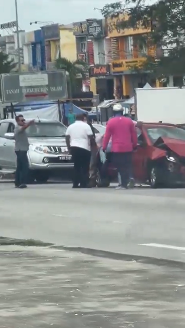 Viral clip shows elderly m'sian man assaulted by group of motorists in selangor | weirdkaya