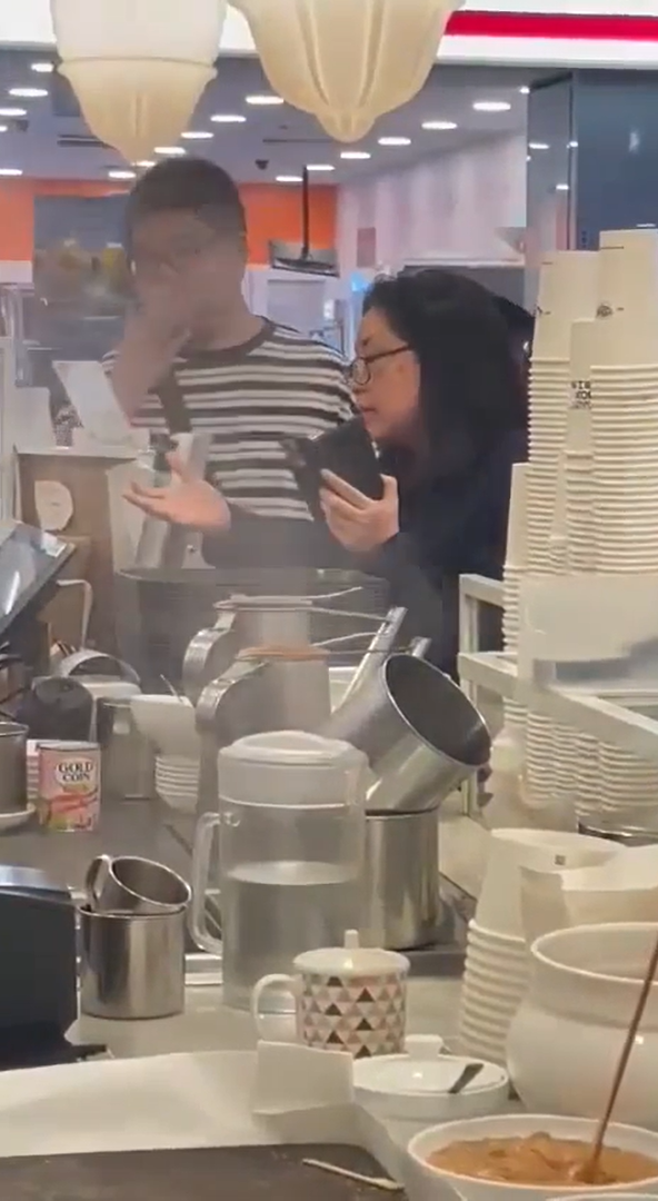 S'porean woman throws tray with eggs at staff for not cracking it open for her