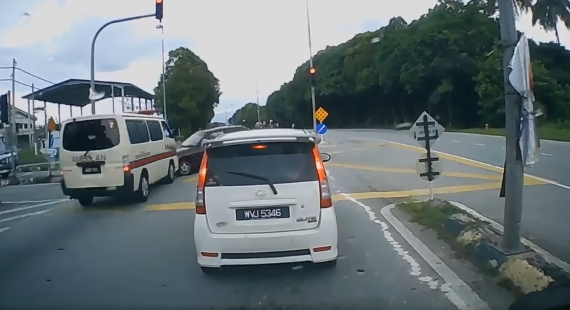 Ambulance clashes with wira at traffic light