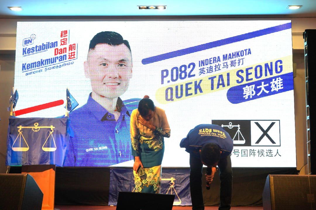 Bn candidate cries and bows down to ask m'sians to vote for him | weirdkaya