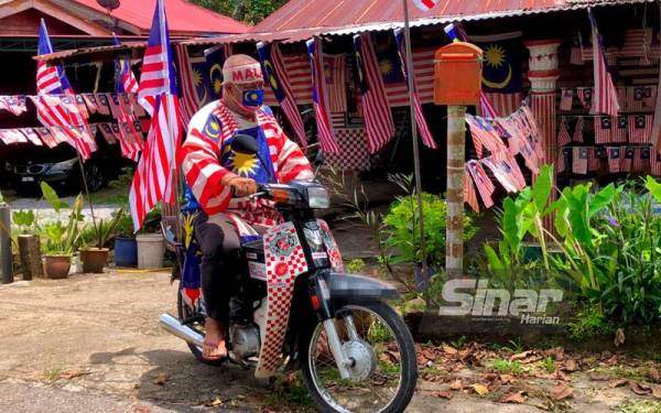 Patriotism at its finest: man collects over 6,000 jalur gemilangs within 23 years | weirdkaya