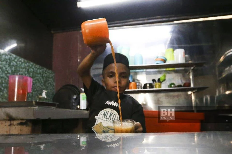 Muhammad fahmi amran, oku worker in kelantan restaurant