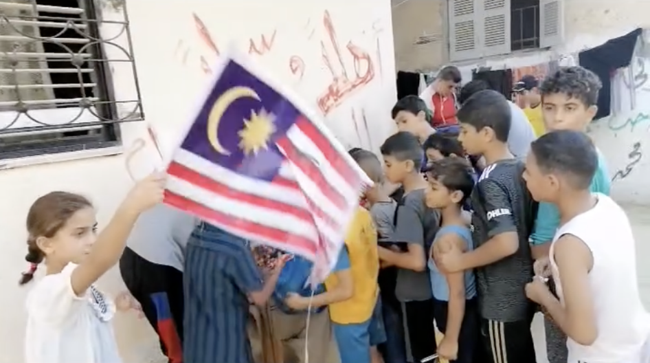 Palestinian children spotted waving m'sian flag as sign of gratitude for humanitarian aid