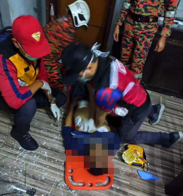Paramedic trying to revive man who got electrocuted in Melaka