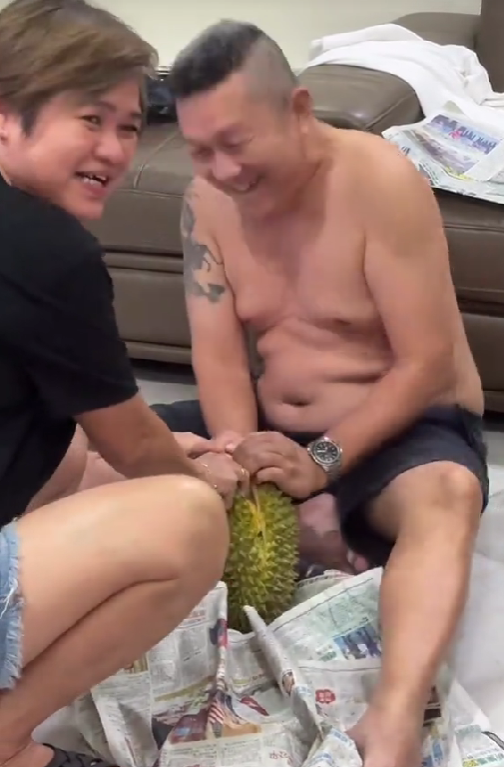 parents laughing because couldn't open a durian