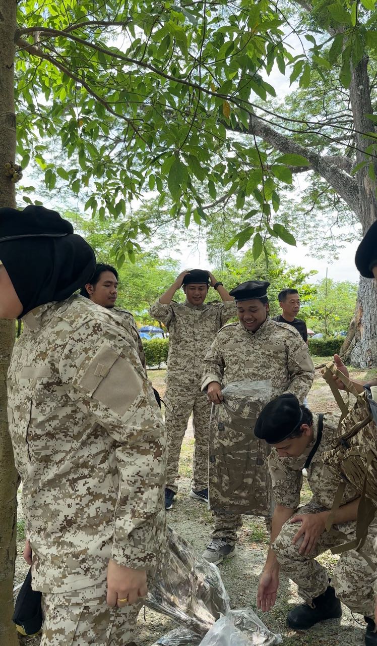 Partcipant receiving military bags at escape ipoh