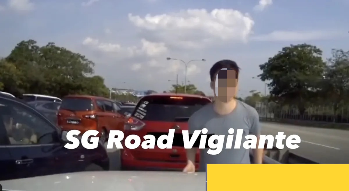 Passenger of sg-registered car blocks traffic with his body to help it 'cut lane' at jb-sg causeway 1
