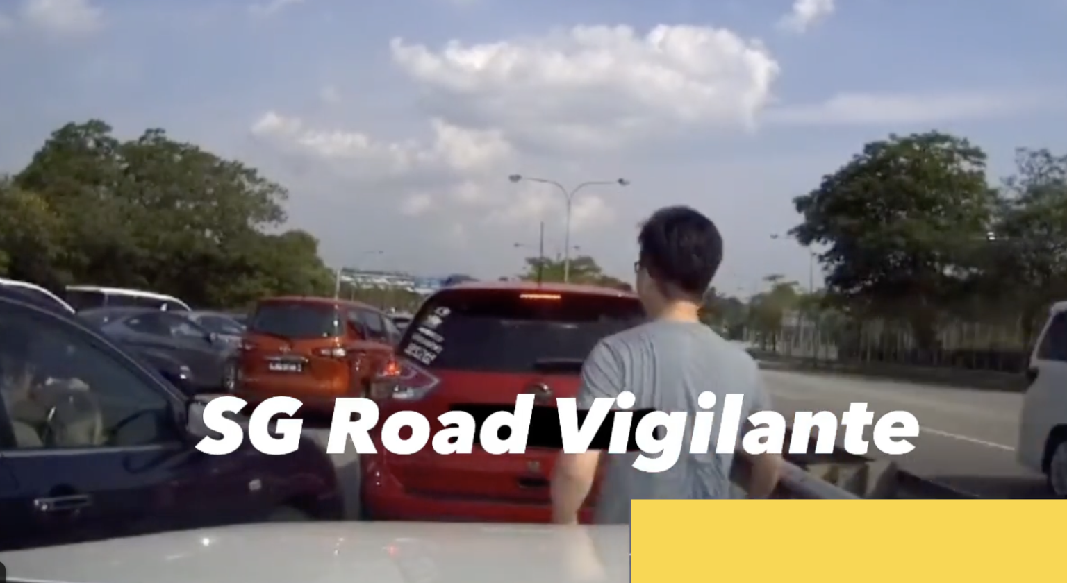 Passenger of sg-registered car blocks traffic with his body to help it 'cut lane' at jb-sg causeway 4