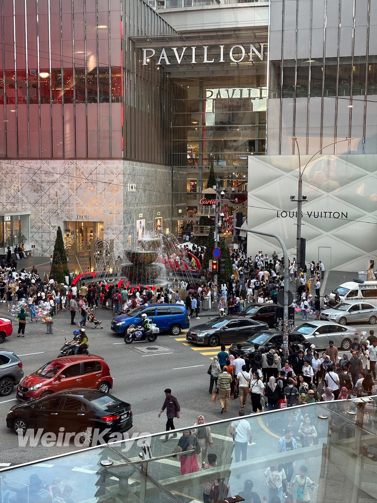 Crowds at pavilion kl